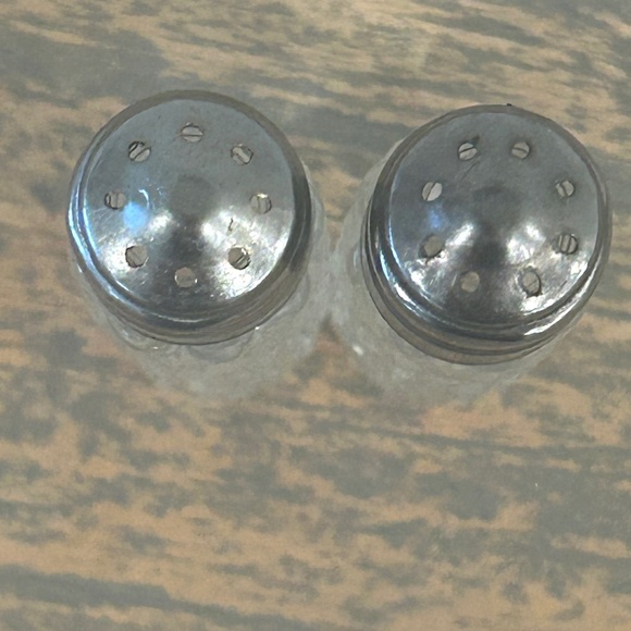 Arthur Court grape salt and pepper shaker - Picture 4 of 5